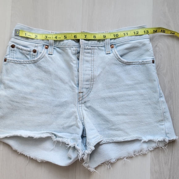 Fits like a 24 – Levi’s Wedgie Short in Awesome Street - Picture 10 of 14